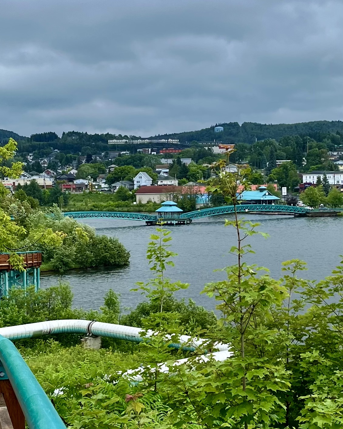 It connects to the John Emmerson Promenade, making it a great spot to take a stroll, snap some photos, and enjoy panoramic views of the river and the city.